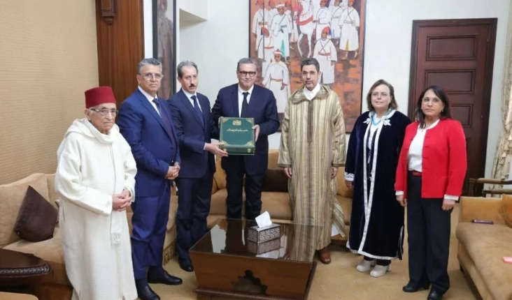 أخنوش يتسلم مقترحات الهيئة المكلفة بمراجعة مدونة الأسرة قصد رفعها للنظر السامي لجلالة الملك